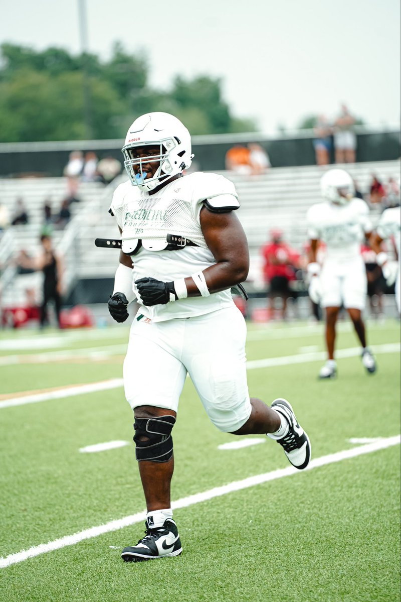 My Senior SZN Tape which was cut short due to a Torn Meniscus! 
hudl.com/v/2TD454
<a href="/KurtvonBargen/">Kurt von Bargen</a> <a href="/yaboykc18/">Catch A. Wave</a> <a href="/chri_ca/">Chris </a> <a href="/CoachRashad804/">Coach Rashad</a>