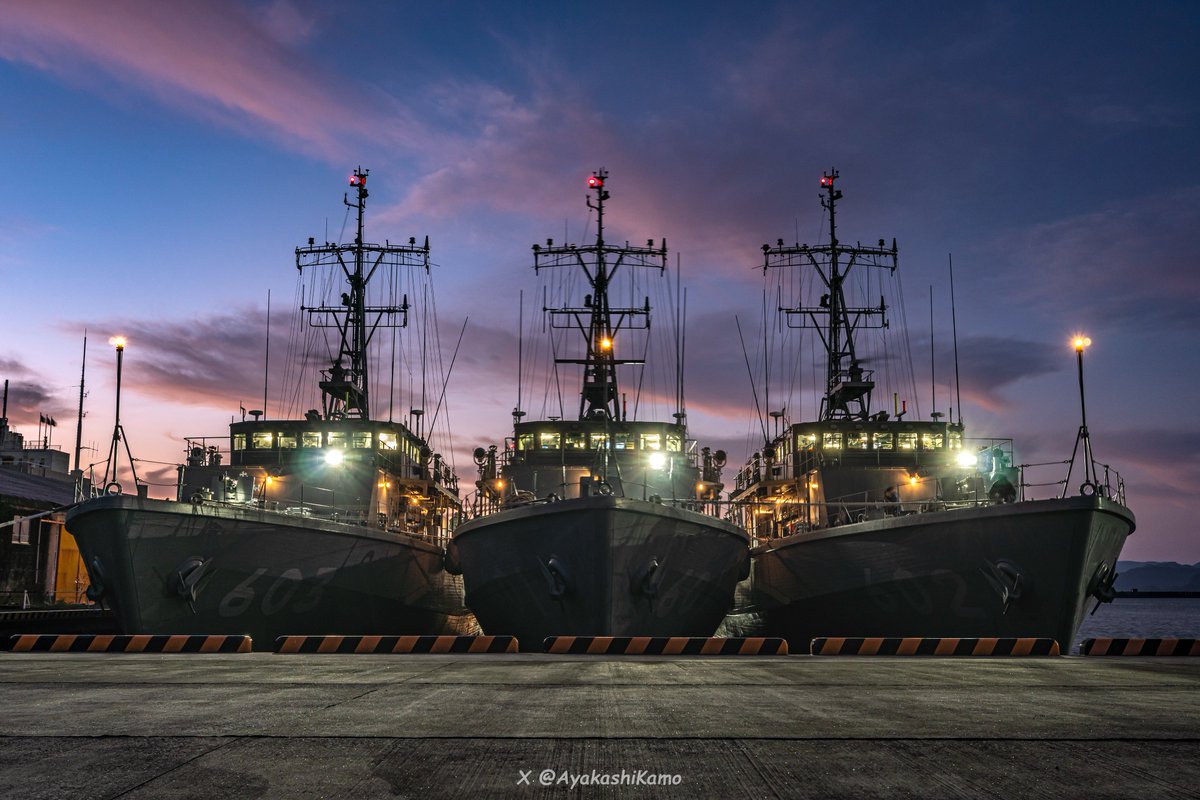 油津港に並ぶひらしま型掃海艇の3姉妹 澄んだ夜空の青に朝焼けが