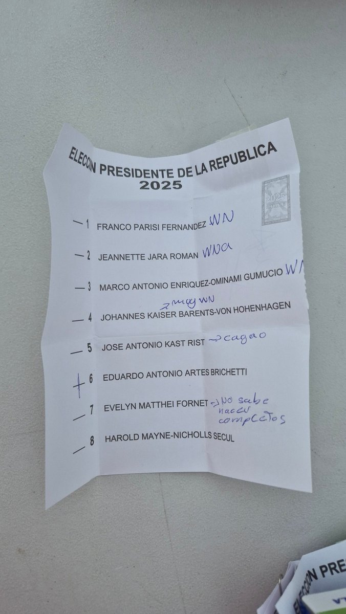 lablurryn7's tweet image. No sabe hacer completos me parece muy válido #Elecciones2025 #Chile