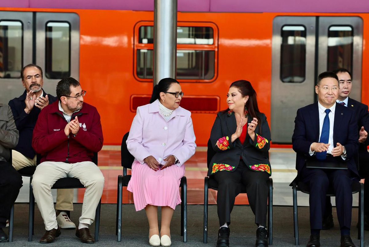 Excelsior's tweet photo. 👏 En punto de las 13:30 horas, la línea 1 del Sistema de Transporte Colectivo Metro reabrió todas sus estaciones de Pantitlán a Observatorio, luego de más tres años de trabajos de renovación y modernización.
#ExcelsiorDigital #Transporte https://t.co/dWZpXEHj2J