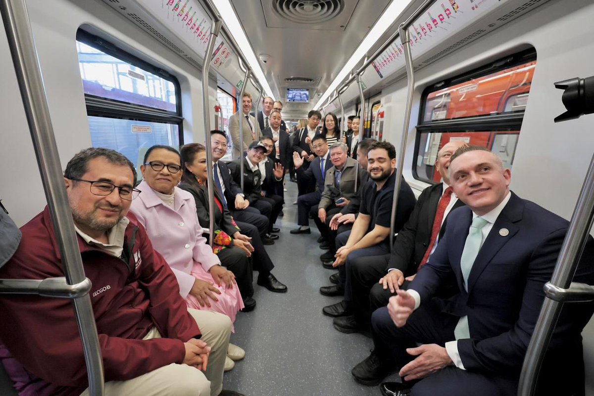 Excelsior's tweet photo. 👏 En punto de las 13:30 horas, la línea 1 del Sistema de Transporte Colectivo Metro reabrió todas sus estaciones de Pantitlán a Observatorio, luego de más tres años de trabajos de renovación y modernización.
#ExcelsiorDigital #Transporte https://t.co/dWZpXEHj2J