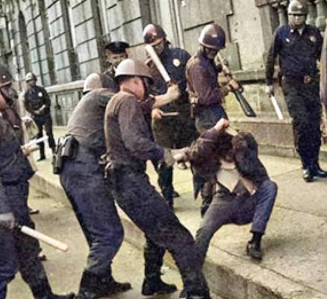 lopezdoriga's tweet image. Los hijos y nietos de aquellos militantes de izquierda que  reclamaban la represión y al autoritarismo...

Hoy son quienes lo ordenan, lo justifican y lo practican.

(Junio de 1968: estudiante agredido por granaderos de la policía en la capital mexicana) / (Noviembre  de 2025)