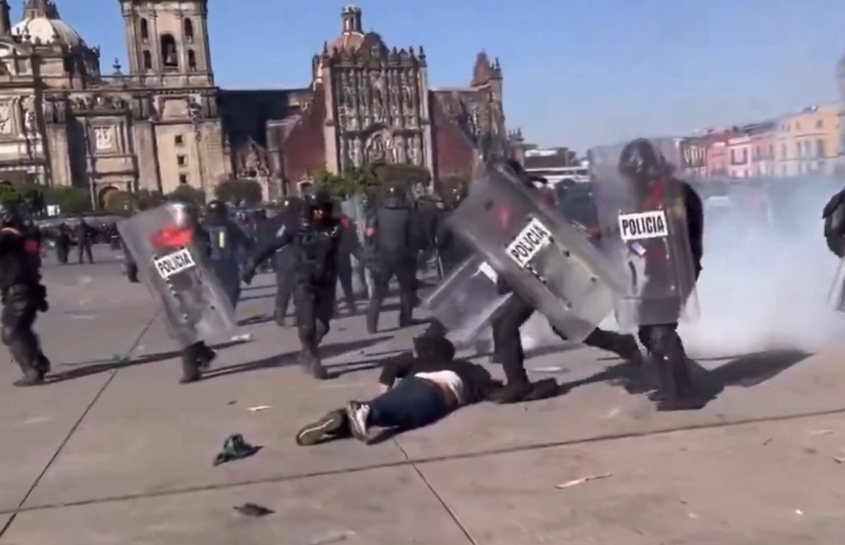 lopezdoriga's tweet image. Los hijos y nietos de aquellos militantes de izquierda que  reclamaban la represión y al autoritarismo...

Hoy son quienes lo ordenan, lo justifican y lo practican.

(Junio de 1968: estudiante agredido por granaderos de la policía en la capital mexicana) / (Noviembre  de 2025)