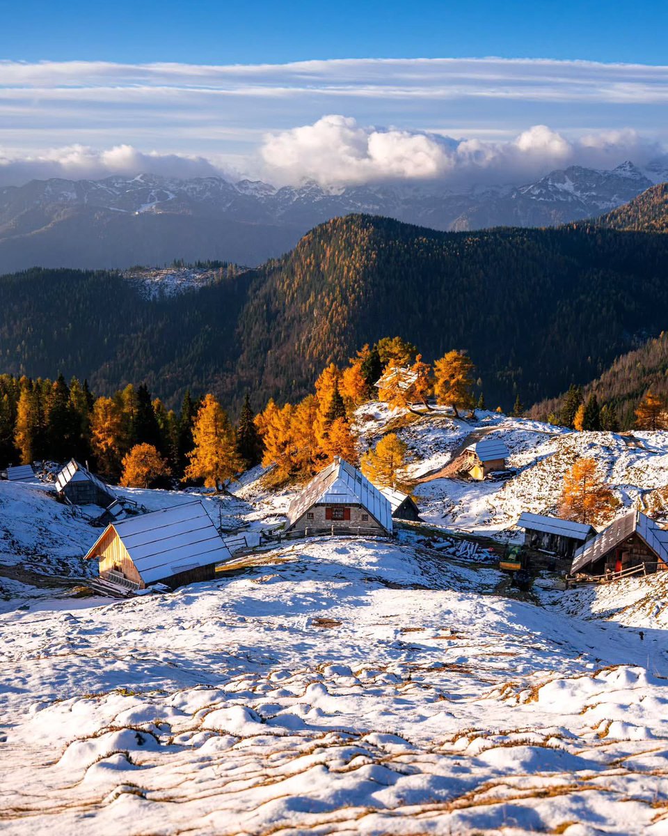 ExploringSlo's tweet image. Planina Krstenica (1,670 m) above Lake Bohinj is a classic Alpine pasture where some of Bohinj’s 1,000 cows graze each summer. Now they’ve headed to the valley for winter, leaving the beautiful meadows to a few wandering hikers.
📸 @simonzupan