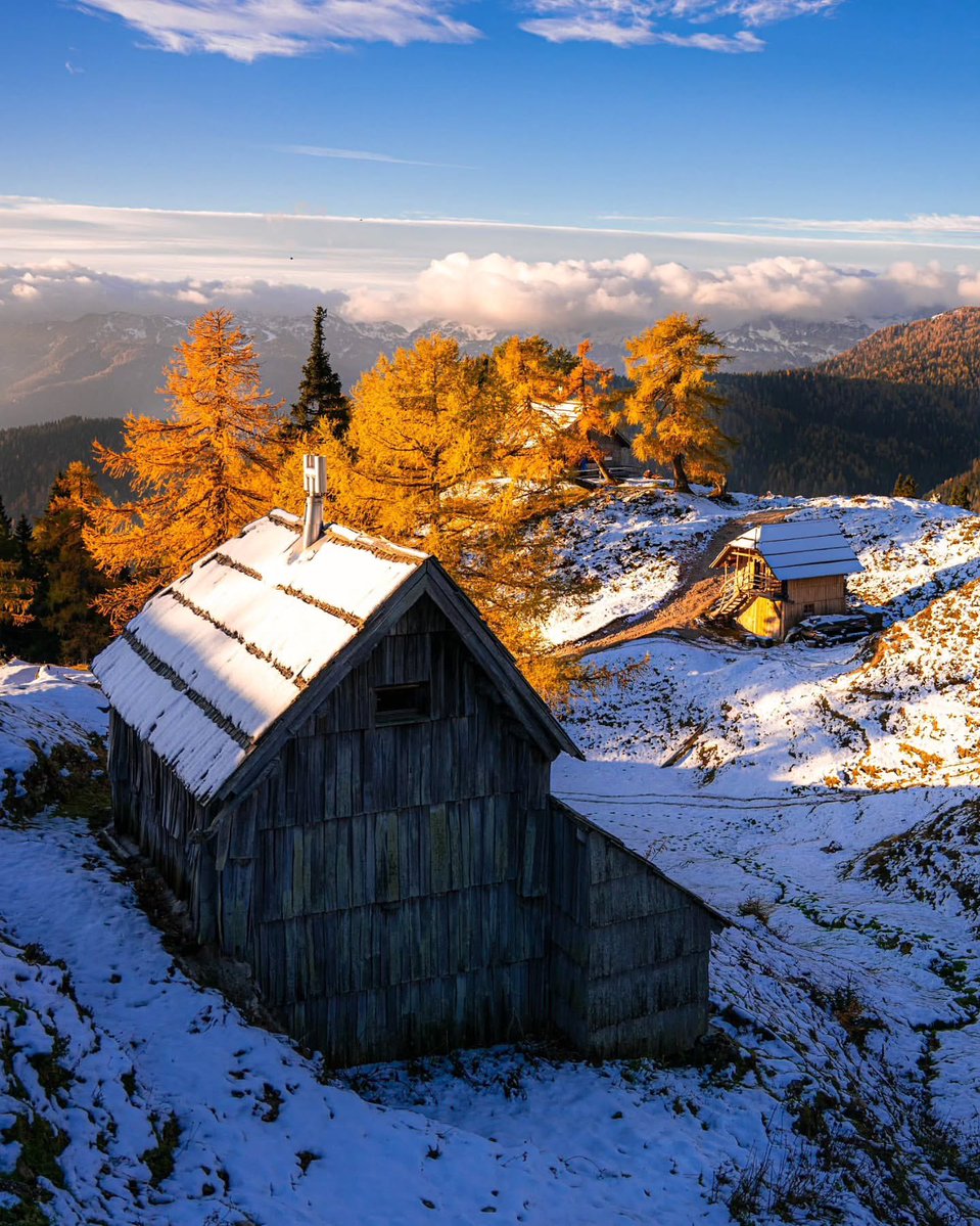 ExploringSlo's tweet image. Planina Krstenica (1,670 m) above Lake Bohinj is a classic Alpine pasture where some of Bohinj’s 1,000 cows graze each summer. Now they’ve headed to the valley for winter, leaving the beautiful meadows to a few wandering hikers.
📸 @simonzupan