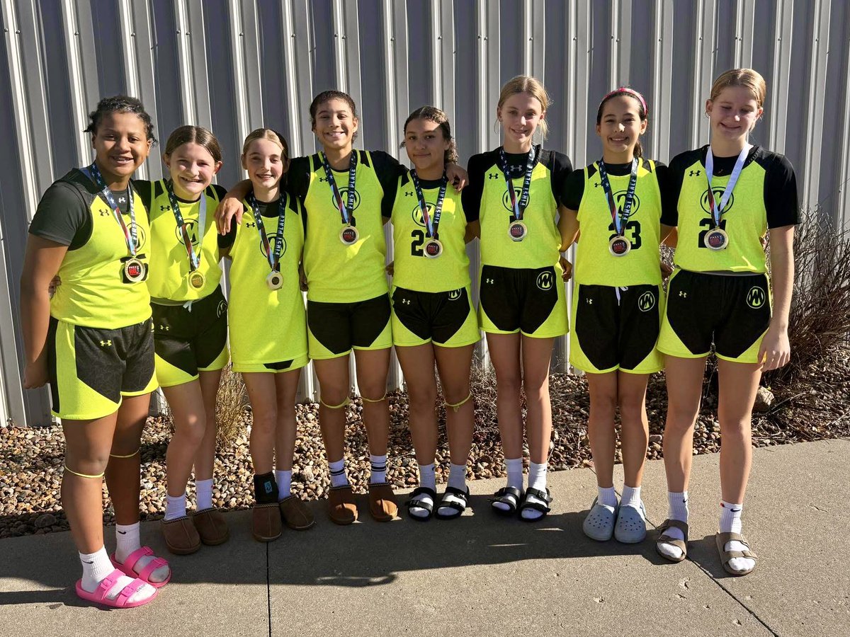 martinbrosgbb's tweet photo. 7th Grade Girls go 4-0, winning the Fall Brawl Championship in Des Moines over Murray Elite in an epic and wild title game! Congrats ladies and great job coaches @adamdejoode @RyHunter11 💚🩷 https://t.co/NtrrZ3QfFQ