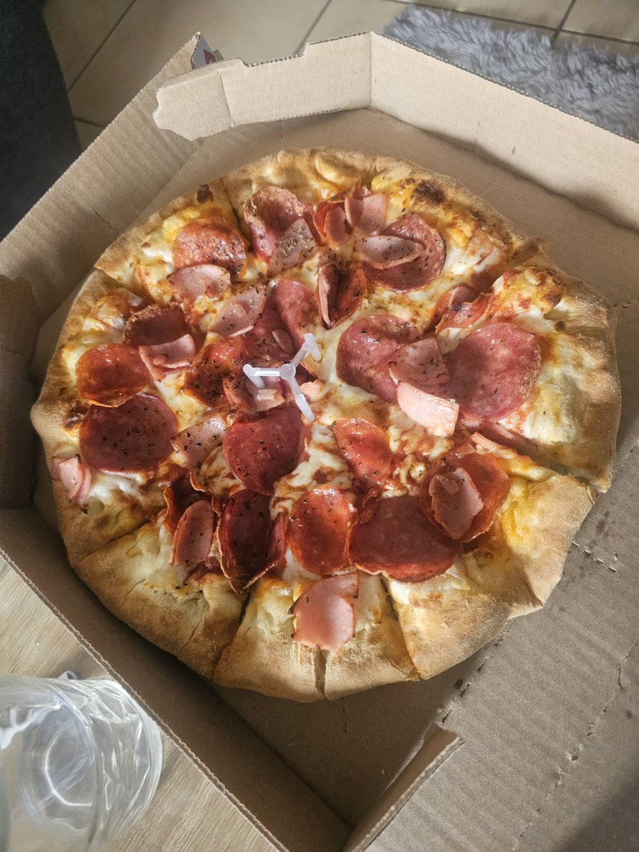 luckytheman's tweet photo. @dominosmx Que tremenda estafa pedi una pizza especial croissant carnes frías y me mandaron una normal. Pero si me la cobraron como tal https://t.co/NMRD5jKW5F