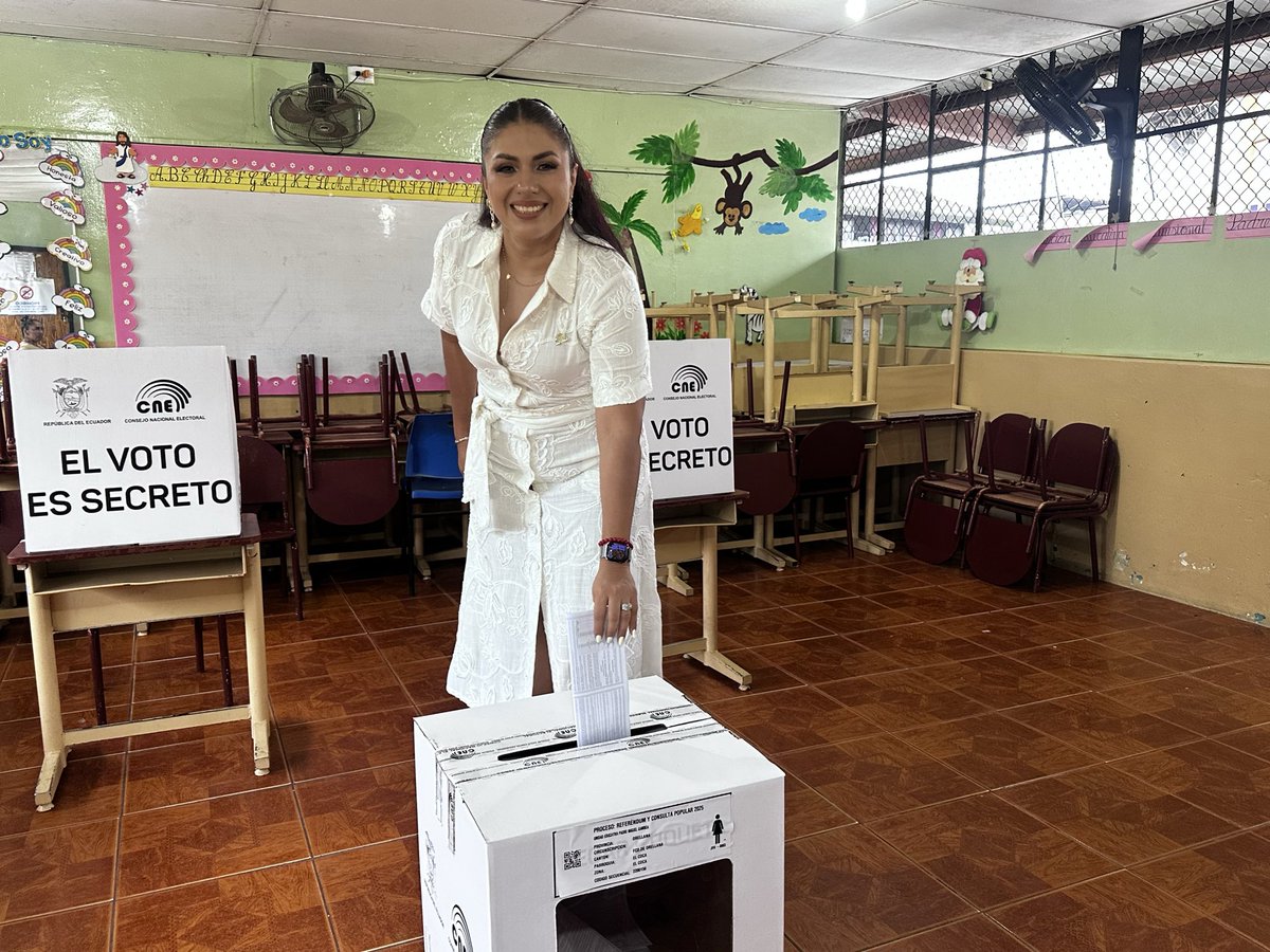 #ReferéndumYConsulta2025 | Nuestra directora <a href="/SlendyAlvarezB/">Slendy Álvarez</a>, ejerció su derecho al voto, cumpliendo así con el deber cívico y democrático en esta gran fiesta electoral.