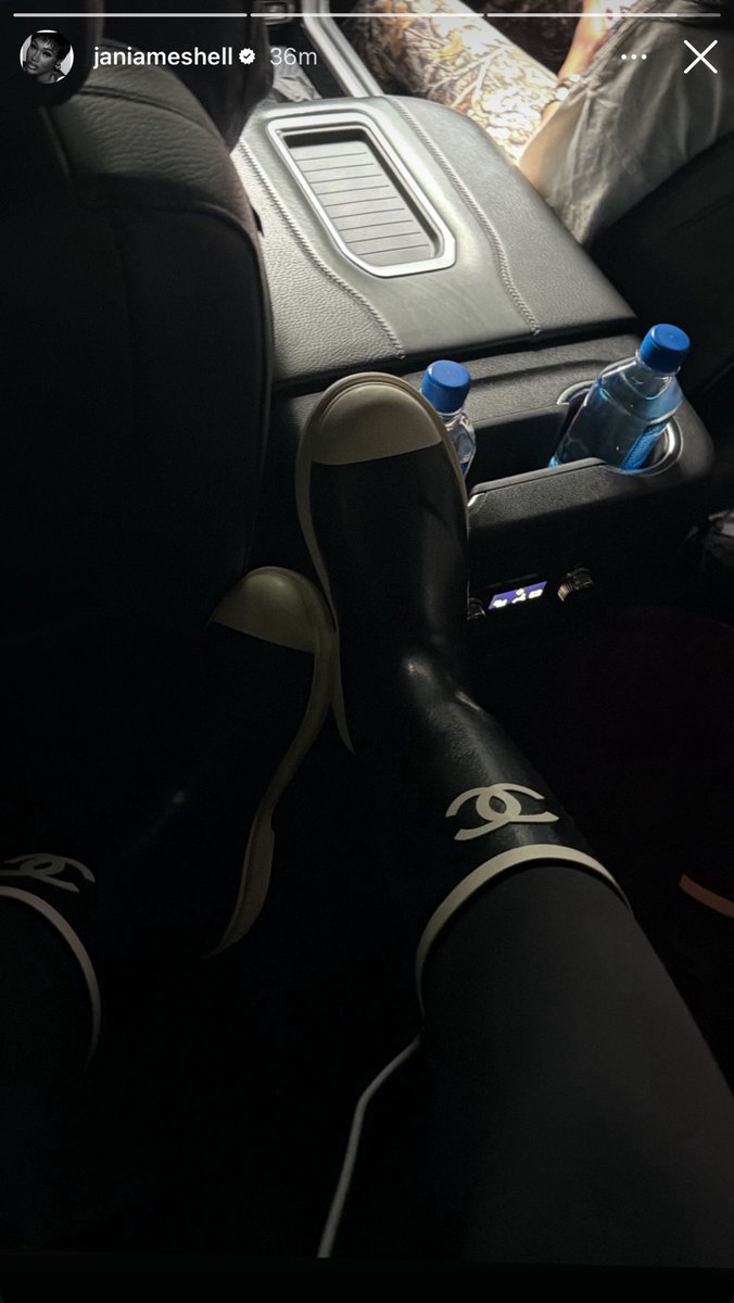 SinceDayyOne's tweet photo. Is Jania back with NBA Youngboy already lol 😝 I see them gravedigger mountain cameo pants 👀 . I also see your Chanel snow boots too… they’re cute girlie 🥹 this shit is really happening before my very eyes 🫣 https://t.co/9RaYA1gPKU