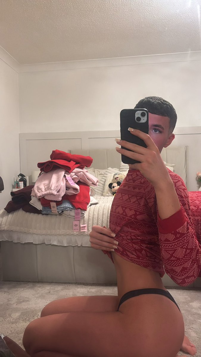 maxlouieee's tweet photo. cleaning my room all alone https://t.co/KSPpaeW5oM