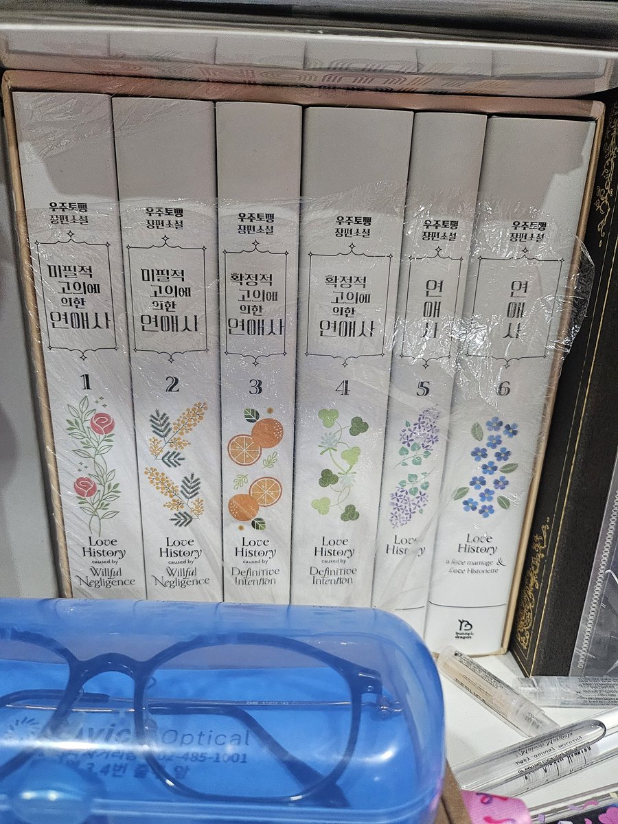 Perle_Jay's tweet image. 웹필고 종이책 단행본 양도 원하시는 분... 혹시 계실까요?? 세트 박스 겉 비닐 조금 일부분 뜯기긴했지만 전체 비닐이 뜯기진 않았어요. 혹시 원하시는분 DM주세요