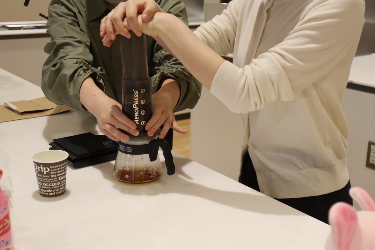 kwu_coffee's tweet photo. 【学外活動報告】
#神戸生活創造センター にて「#書籍館喫茶」を開催。
 ブックトークとともに、私たちは3種の飲み比べと抽出実演を担当しました。
お話を聞きながら味わう珈琲に多くの声を頂き、温かな時間となりました。

ご参加・ご協力いただいた皆様、ありがとうございました！
#新長田図書館 https://t.co/lUBDbdRyLh