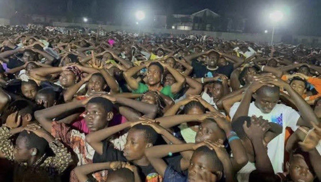 hazard_philip's tweet image. this photo was taken in nigeria rightnow 😂