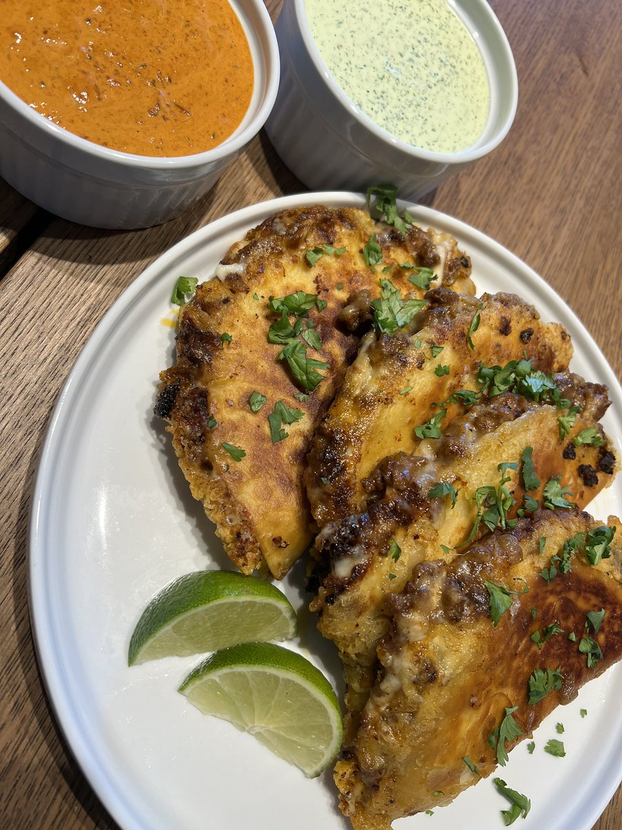 zageri_'s tweet image. fried tacos w/cilantro sauce &amp;amp; chipotle mayo 🌮