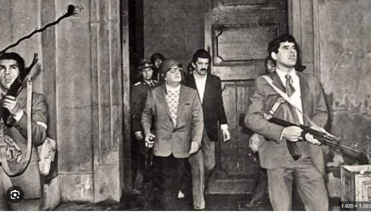 Rafael_Narbona's tweet image. Cuando dije que echaba la persiana, solo quería decir que dejaba este invento por hoy, pero ni se me pasa por la cabeza abandonar este lugar. Esto es una trinchera y hay que resistir. La derecha, ya indistinguible de la ultraderecha, utiliza a los bots y los trolls para intimidar…