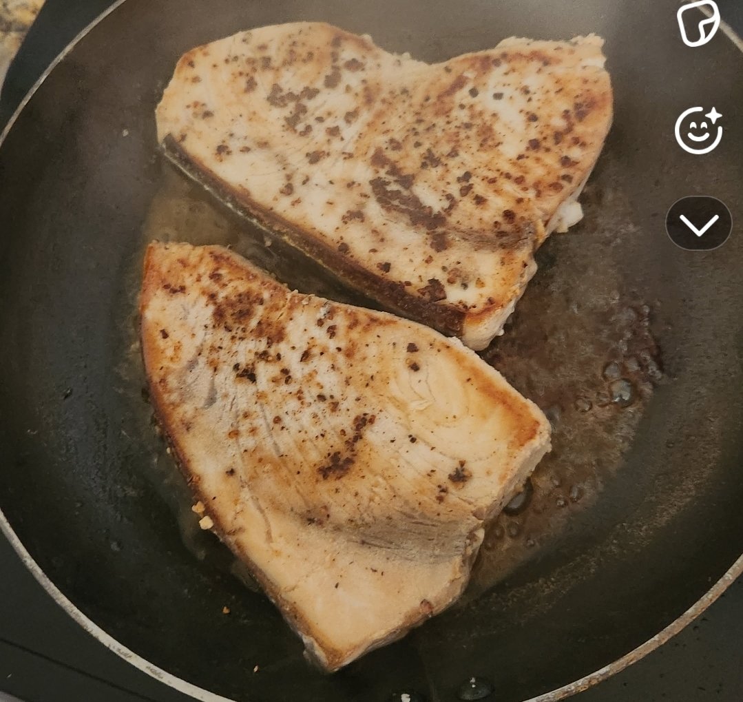 jacupson's tweet photo. #Bengals doing what they do, but in #jakesdrunkitchen we got great salad, swordfish, and plenty more on the menu! Food is the great equalizer and what we can all share a plate and a convo https://t.co/v57K4OFLZQ
