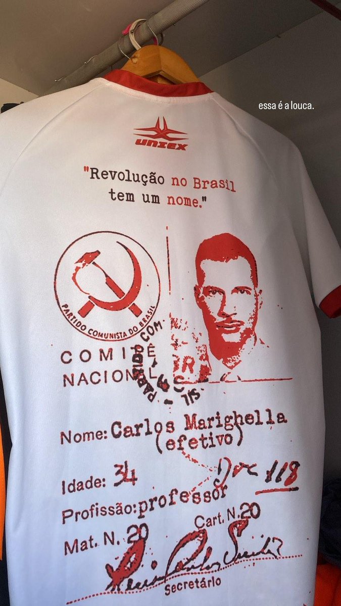 kvbxcv's tweet photo. Me senti feliz feliz pra krl qnd o FBC pegou a minha camisa enquanto cantava: "Está no ar! Está no ar! A voz da Revolução!". https://t.co/xcYBs2bhvK