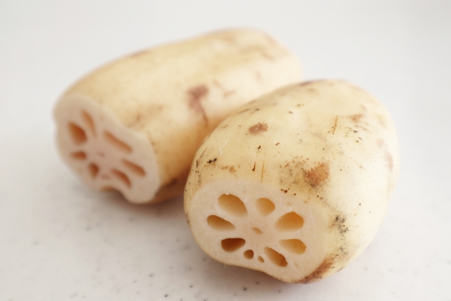 tensyokuguide's tweet image. 11月17日は「レンコンの日」ってご存知でしたか？😊
レンコンは、その穴から「将来の見通しが良い」とされる縁起物として知られています。
泥の中でもしっかりと根を張り、美しい花を咲かせます。…