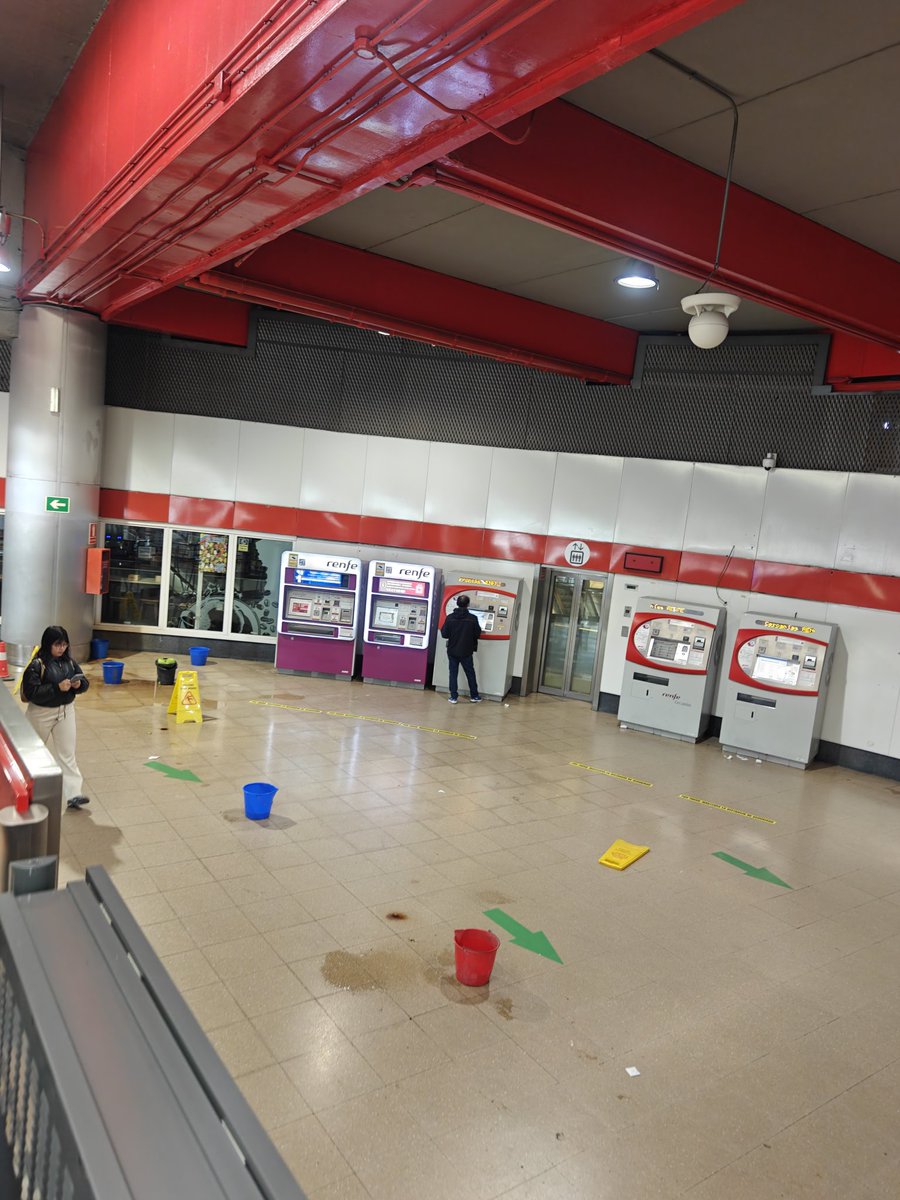 Pido por favor que se lleve a pleno esto. Llevo muchísimo tiempo intentando que se arreglen las humedades en la estación de Cercanías Renfe Vallecas. Así estamos, con cubos. Por favor, <a href="/PSOEVallecasV/">PSOE Villa de Vallecas🌹</a> <a href="/VOX_V_Vallecas/">VOX Villa Vallecas 🇪🇸</a> <a href="/MasVallecas/">Más Madrid | Villa de Vallecas</a> <a href="/PPVillaVallecas/">PP Villa de Vallecas</a>