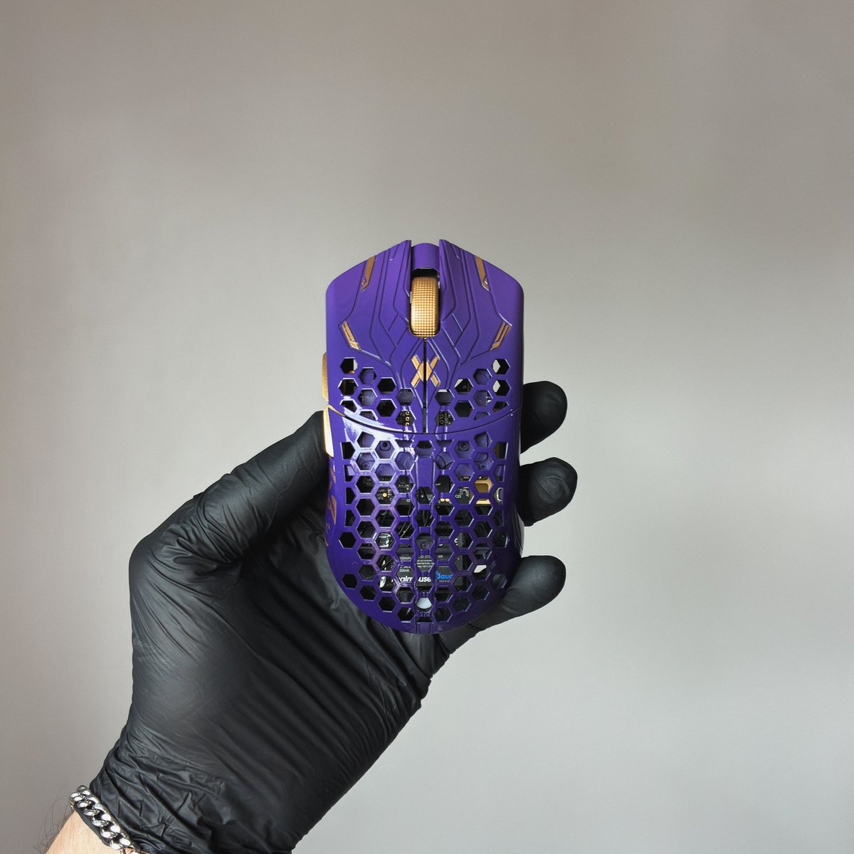 Customicegg's tweet image. Finalmouse Prophecy realmente único. ✨

Essa custom foi feita especialmente pro nosso maior colecionador, @Advancedd1_  – roxo profundo com detalhes dourados e traços inspirados em ornamentos árabes, deixando o mouse com cara de peça de arte, não só de setup.
+ info e fotos no…
