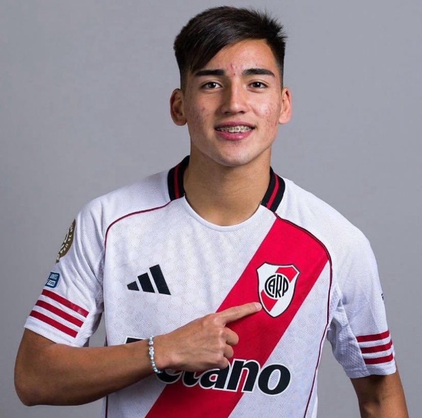 Le pongo un moño y le meto una patada en el orto al flojo de este, no puede sacarse un tipo de encima, no puede dar un pase a tres metros, perdió todas las pelotas e hizo faltas pelotudas que comprometieron a River.