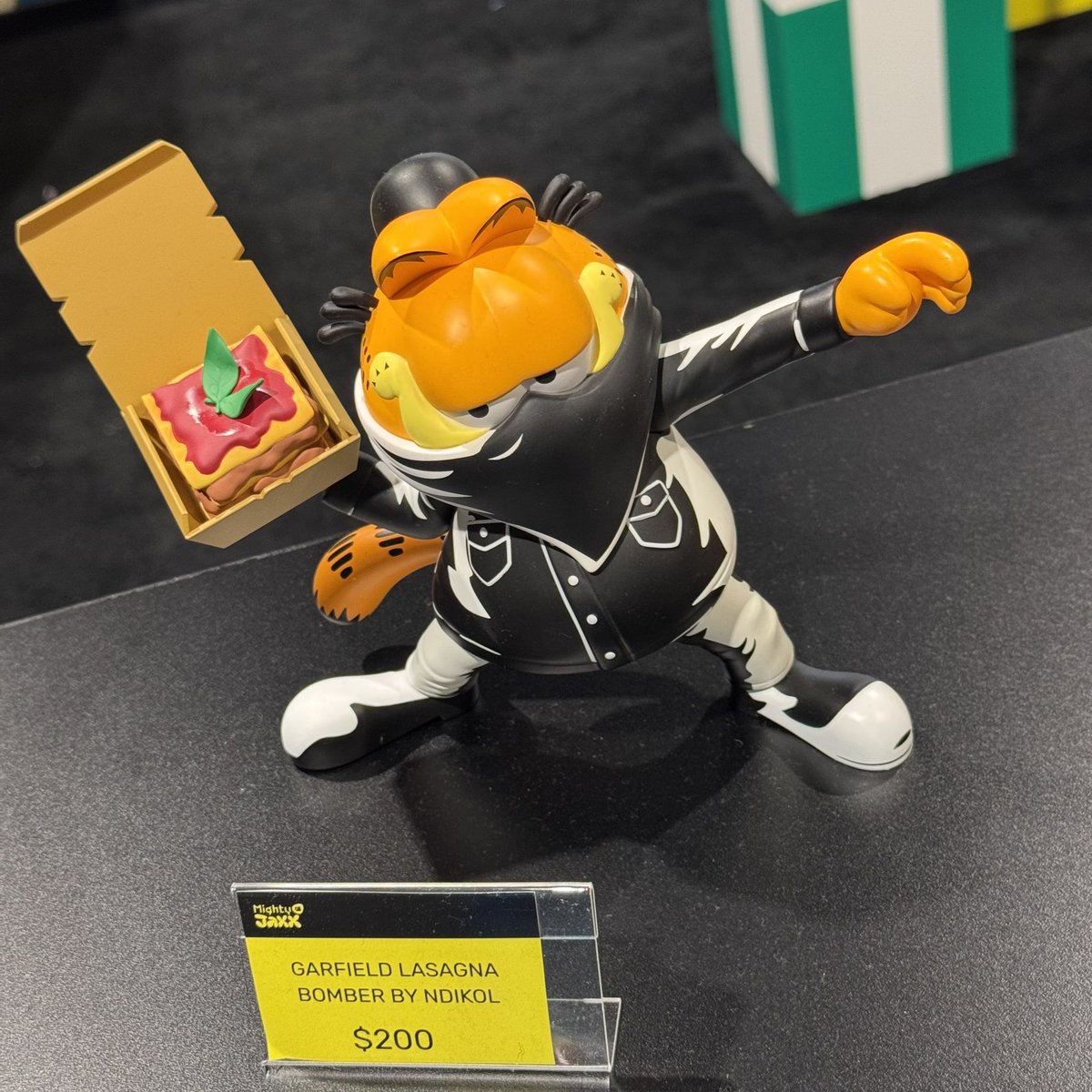 InPursuitofToys's tweet photo. Natures most perfect food! On display at @DesignerCon , Garfield Lasagna Bomber at the @MightyJaxx booth!
#mightyjaxx #garfield #ihatemondays #designercon #designercon2025 #designertoys #designerart #toycollector #toycommunity #inpursuitoftoys https://t.co/BiEaPyTaMl