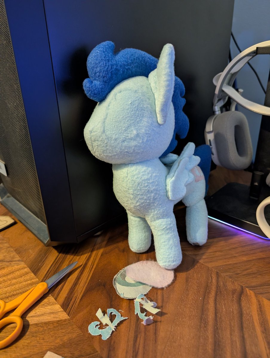 Plushie restoration continues... The old eyes came off easily enough, but I won't tell you how 😅