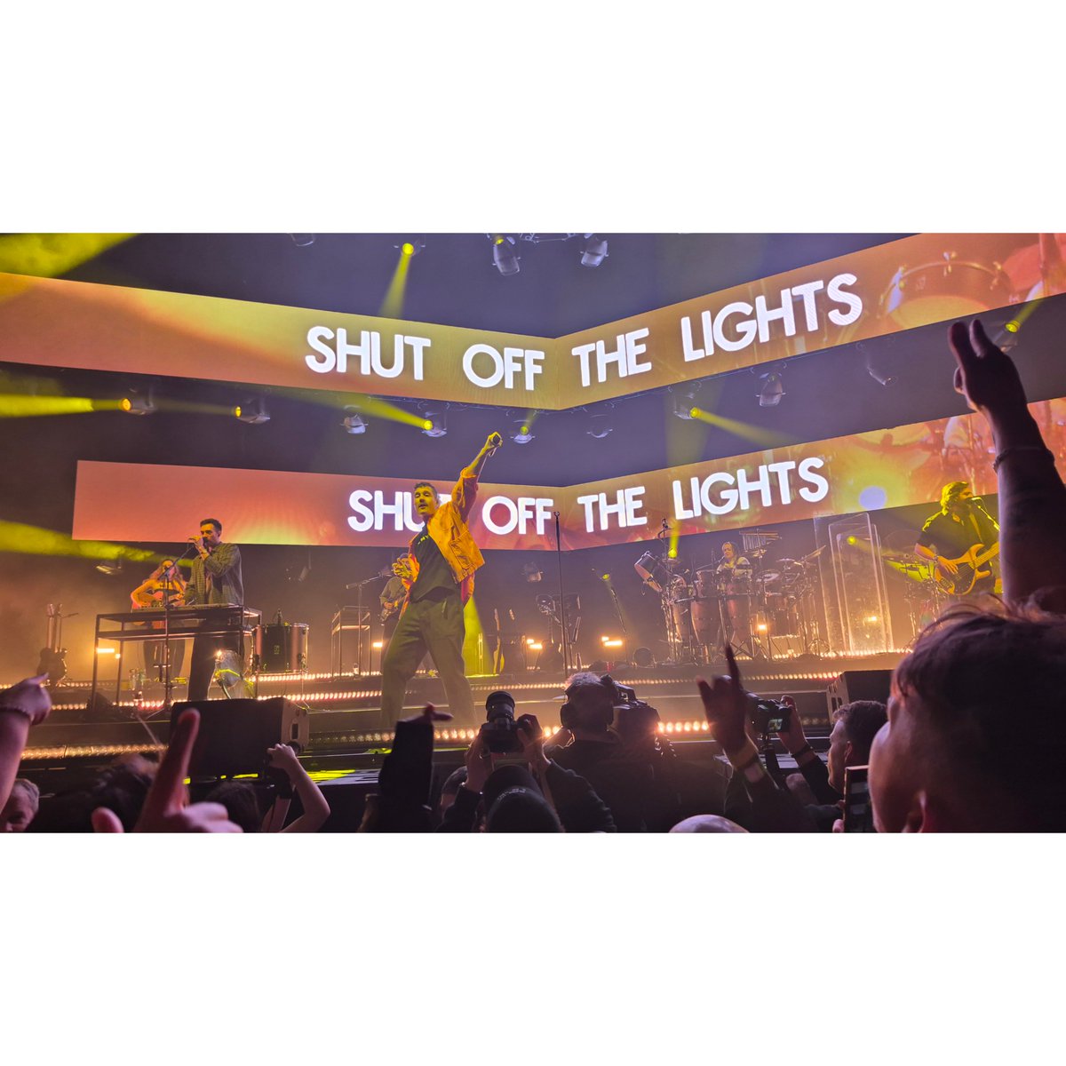Juki_W's tweet image. Bastille - From All Sides
Manchester - AO Arena 14/11/2025 ❤️🎶🎤

Julaayy.blogspot.com/2025/11/bastil…

#blog #blogger #fblog #fblogger #liverpoolblog #liverpoolblogger #bastille #charliebarnes #aoarena #Manchester #fromallsides #music #livemusic #gig #concert #review #tour #uktour