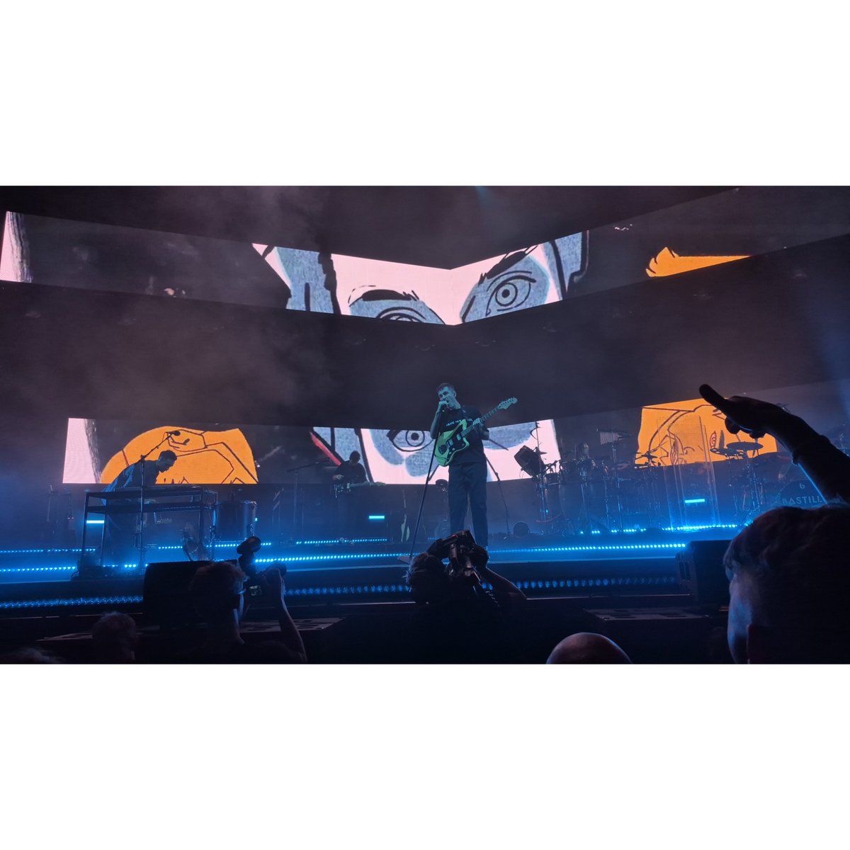 Juki_W's tweet image. Bastille - From All Sides
Manchester - AO Arena 14/11/2025 ❤️🎶🎤

Julaayy.blogspot.com/2025/11/bastil…

#blog #blogger #fblog #fblogger #liverpoolblog #liverpoolblogger #bastille #charliebarnes #aoarena #Manchester #fromallsides #music #livemusic #gig #concert #review #tour #uktour