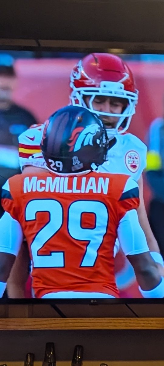 tweetingclip's tweet photo. Jaquan McMillian said Taylor Swift's new album is ASS https://t.co/X4CbbYsOSk