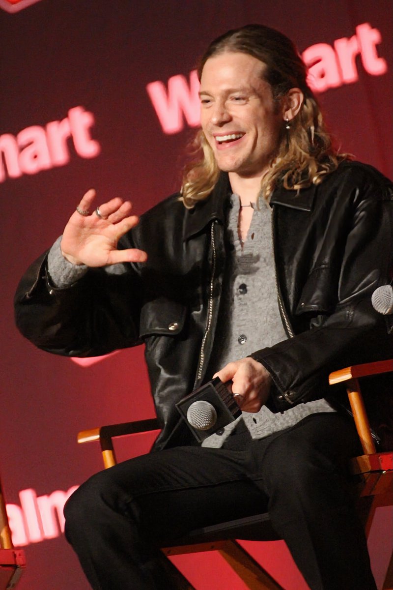 My photos of Sam Reid and his giant paws at New York Comic Con