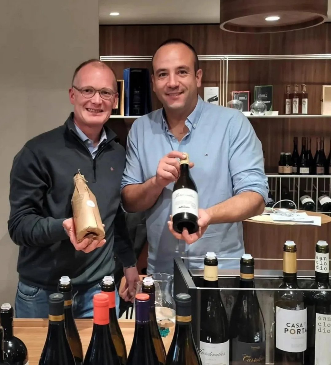 Pardevalles's tweet photo. Este fin de semana en la degustación otoñal de Santawines, siete bodegas que viajamos especialmente para compartir nuestros vinos e historias, creando un ambiente lleno de buenos momentos descubrimientos y copas compartidas.
.
.
#pardevalles #prietopicudo #albarin #doleon https://t.co/MeSpgx5JiD