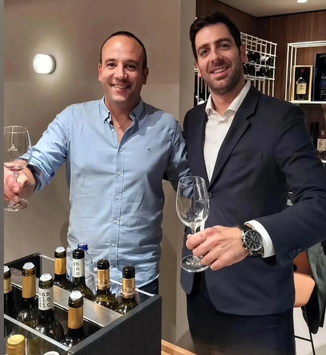 Este fin de semana en la degustación otoñal de Santawines, siete bodegas que viajamos especialmente para compartir nuestros vinos e historias, creando un ambiente lleno de buenos momentos descubrimientos y copas compartidas.
.
.
#pardevalles #prietopicudo #albarin #doleon