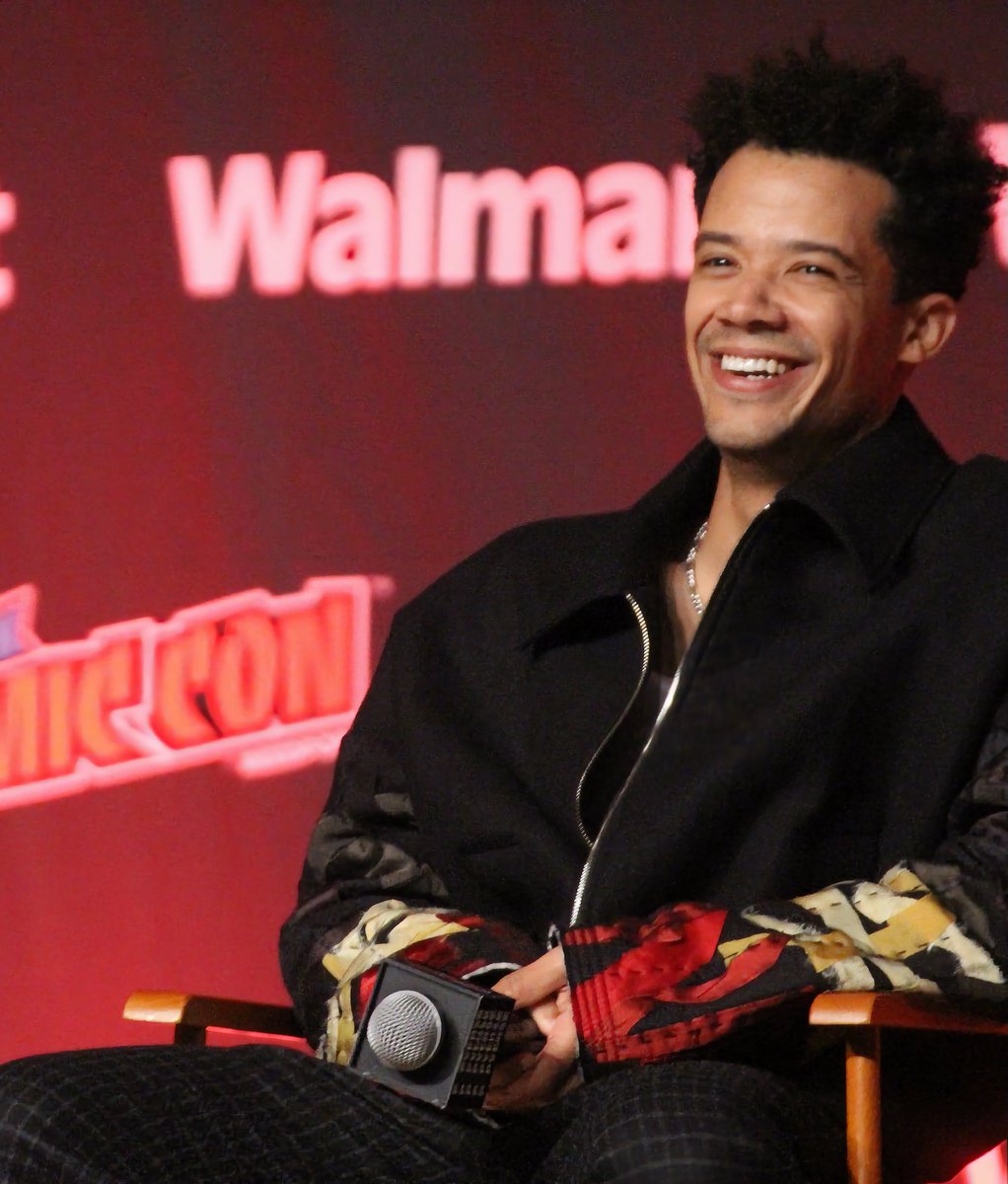 khaleesi_101's tweet image. My photos of Jacob Anderson at New York Comic Con- I love how expressive his face is and that jacket is banging.