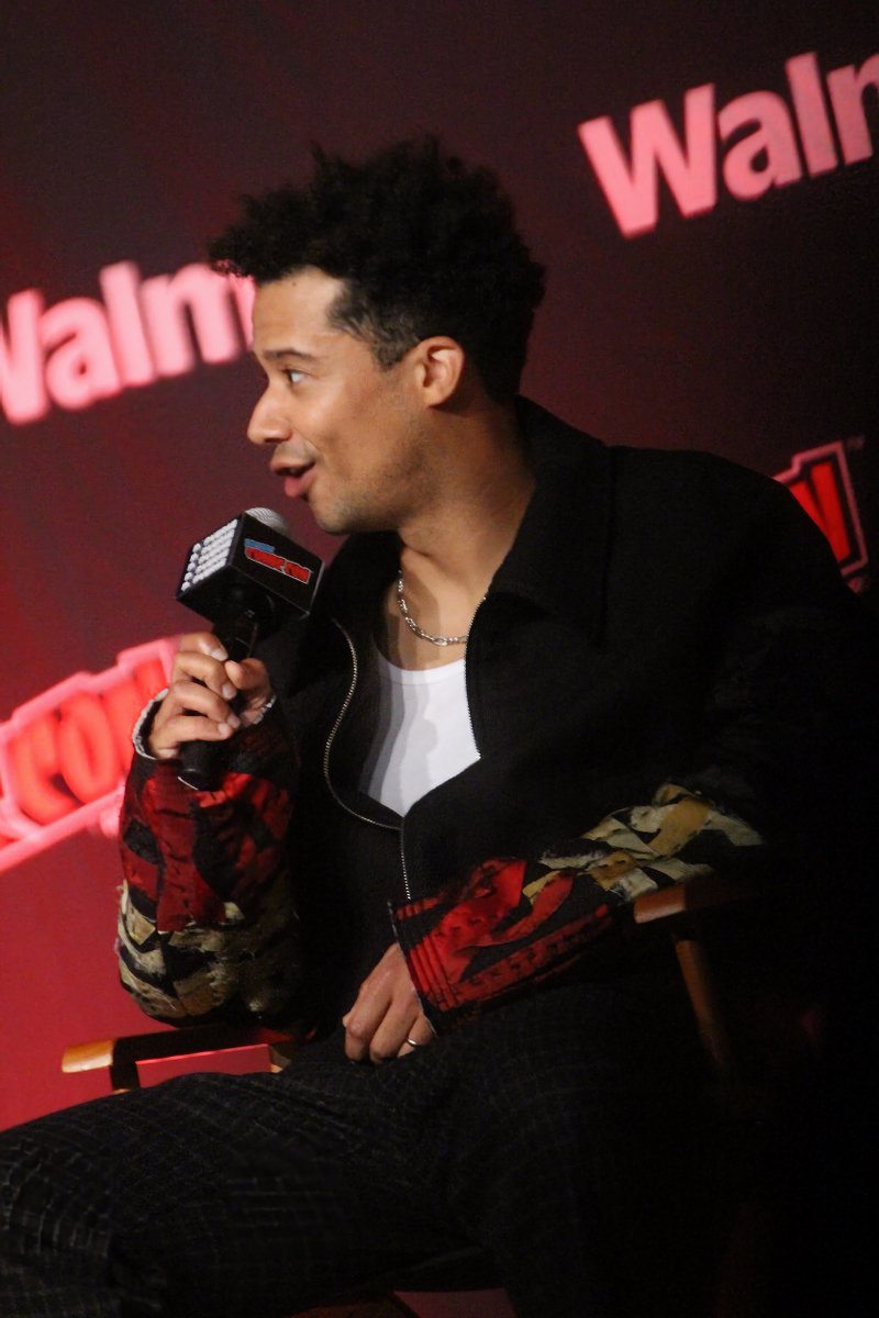 khaleesi_101's tweet image. My photos of Jacob Anderson at New York Comic Con- I love how expressive his face is and that jacket is banging.
