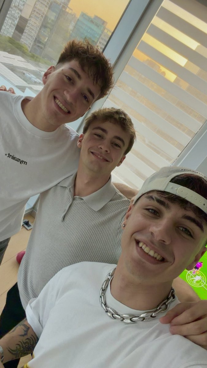 evercovey's tweet image. lo felices que están los tres 😭😭😭😭😭😭😭😭😭😭😭😭😭😭😭