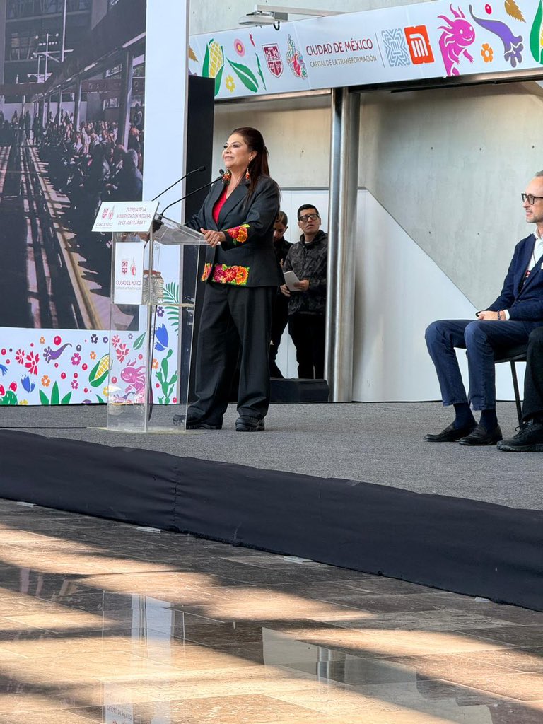 AntonioTLezama's tweet photo. Hoy tuve el honor de acompañar la apertura de #LaNuevaLínea1, una obra que marca un antes y un después en la movilidad de millones de personas: más segura, más moderna y más eficiente.

Mi reconocimiento a la Jefa de Gobierno, @ClaraBrugadaM , por su impulso decidido; a @GCalderon_Metro por su liderazgo técnico en todo el proceso; y al Director General del @MetroCDMX ,@AdrianRubalcava L, por culminar este esfuerzo histórico.

Desde la Dirección de Finanzas ha sido un privilegio respaldar este proyecto con una gestión responsable, transparente y estratégica de los recursos públicos que hicieron posible su modernización.

Nada de esto sería realidad sin las y los trabajadores del STC, cuyo profesionalismo sostiene cada día al Metro y hoy permite que la Línea 1 opere en su máximo potencial.

La renovación de la Línea 1 es un logro colectivo. Seguiremos trabajando para consolidar un Metro más seguro, más eficiente y más digno para todas y todos.

#CapitalDeLaTransformación #MetroCDMX #CuidarteEsParteDelViaje
