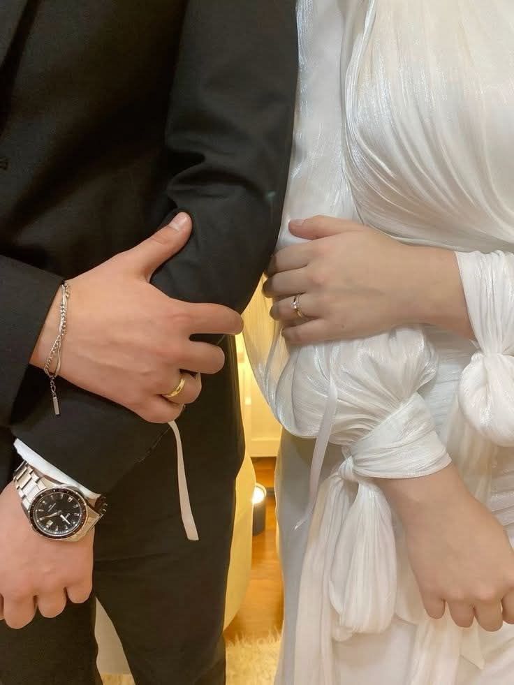 وَمِنْ آيَاتِهِ أَنْ خَلَقَ لَكُم مِّنْ أَنفُسِكُمْ أَزْوَاجًا لِّتَسْكُنُوا إلَيْهَا وَجَعَلَ بَيْنَكُم مَّوَدَّةً وَرَحْمَةً إنَّ فِي ذَلِكَ لآيَاتٍ لِّقَوْمٍ يَتَفَكَّرُونَ