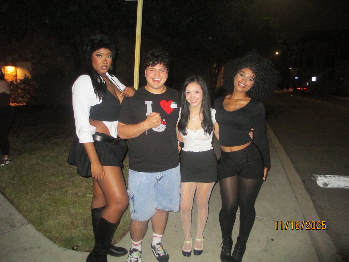 mechasyntax's tweet photo. Me when I have sexy friends https://t.co/eKZpKM1z8u