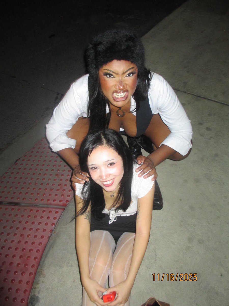 mechasyntax's tweet photo. Me when I have sexy friends https://t.co/eKZpKM1z8u