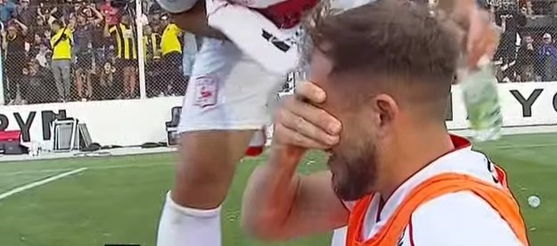 TyCSports's tweet photo. ESCANDALOSO FINAL: LA POLICÍA LE ARROJÓ GAS PIMIENTA A LOS JUGADORES DE MORÓN

Tras la clasificación de Depotivo Madryn a la final, se produjeron serios incidentes entre jugadores de ambas parcialidades y la policía intervino con agresiones al plantel del Gallo. https://t.co/cQtERLw2Qy
