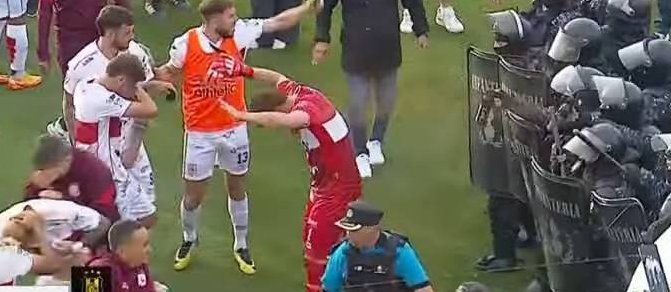 TyCSports's tweet photo. ESCANDALOSO FINAL: LA POLICÍA LE ARROJÓ GAS PIMIENTA A LOS JUGADORES DE MORÓN

Tras la clasificación de Depotivo Madryn a la final, se produjeron serios incidentes entre jugadores de ambas parcialidades y la policía intervino con agresiones al plantel del Gallo. https://t.co/cQtERLw2Qy