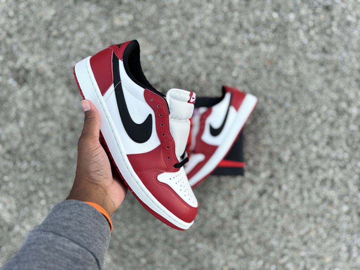 blvzingkicks's tweet photo. Detailed pictures of the recent Jordan 1 Low OG “Chicago” ⚪️🔴 https://t.co/Z22Fwa8t2v