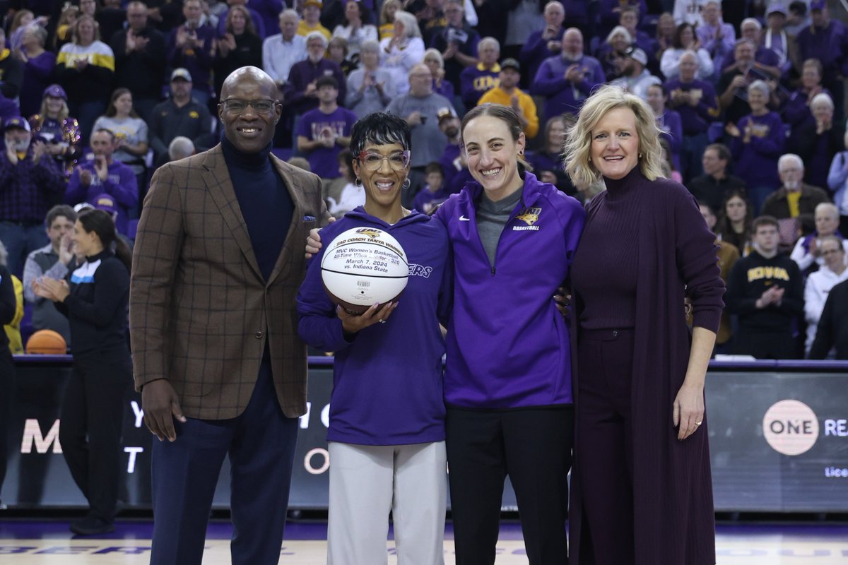 MVCsports's tweet image. The all-time winningest coach in Valley women&apos;s hoops history 🏀💜

#TheValleyRunsDeep // @MarchMadnessWBB