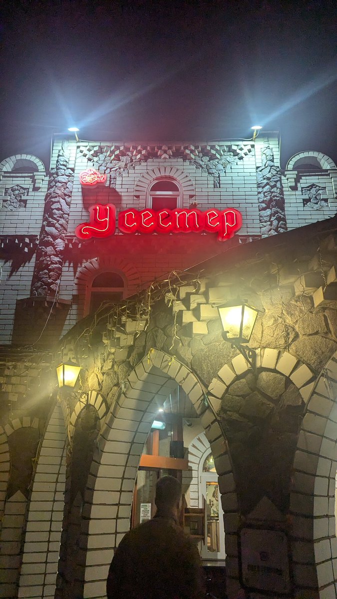 Зупинились перекусити 
Попросили рахунок 

Пан за сусіднім столиком:
- ви військові?
- так
- несіть мені два рахунки - я заплачу! 

Трохи дивно, але приємно