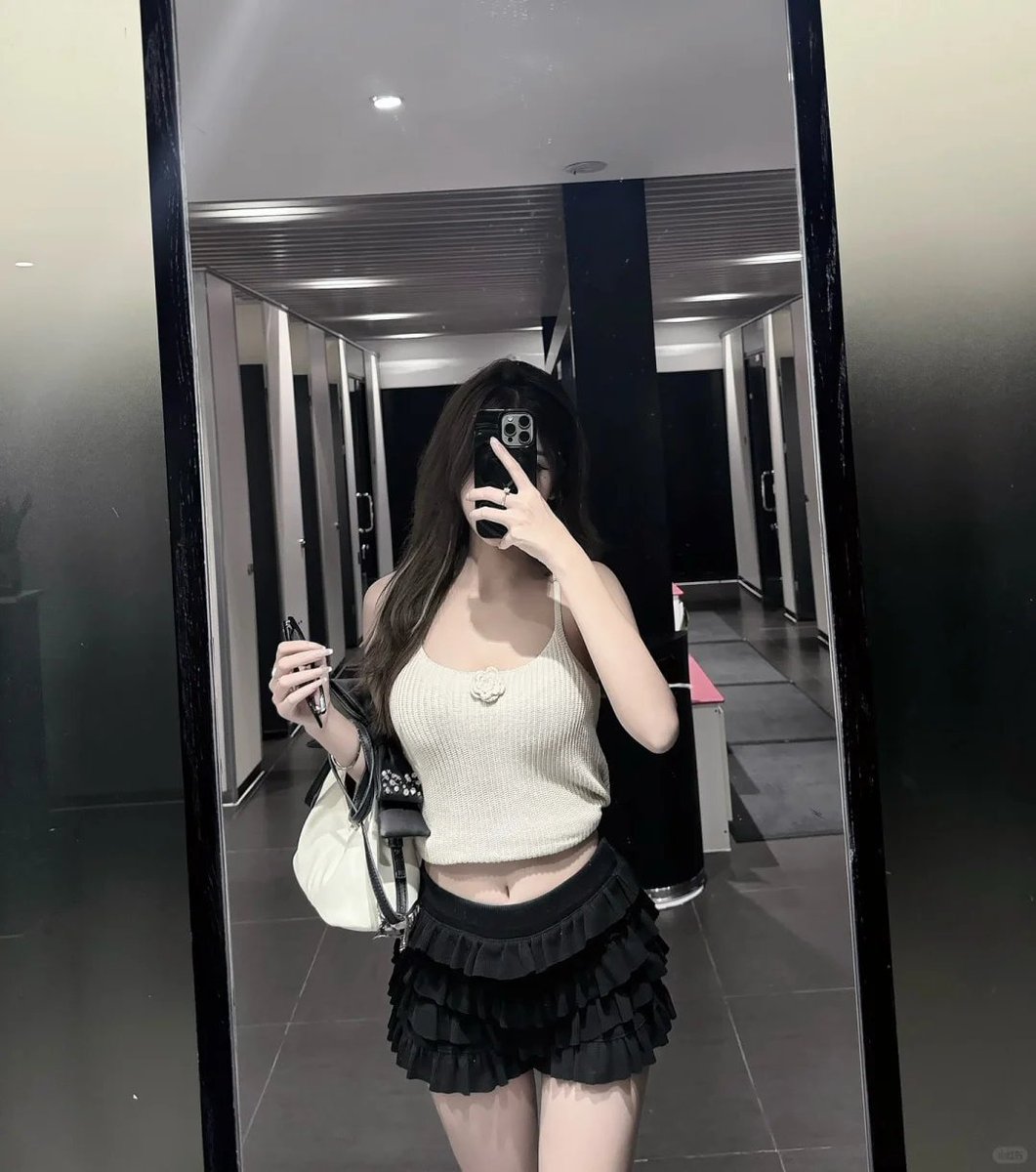 Poppyq7ye's tweet photo. The photo poses are all in the pictures, so they're easy to learn. 📸 Never be embarrassed by mirror selfies again! https://t.co/CqMegFKxZb