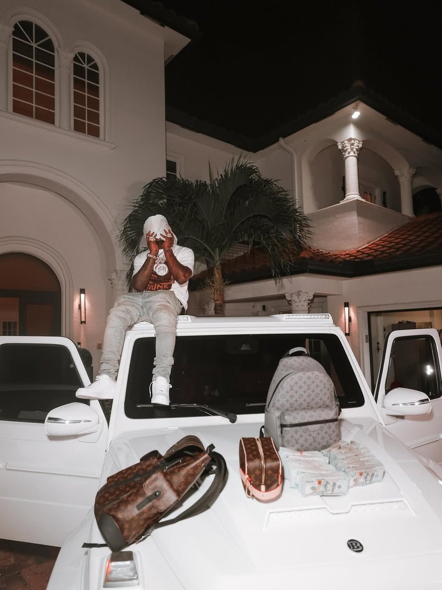 THELASTDONN700's tweet image. I damn near spent a Million for My B-Day ‼️ I Thank God I Been a Hustla since my Teenage 🏚️🔒Look How Life Been Goin I can’t complain Another year for dese Blessin #OneOfOne #DaBiggest #UsorNun I can’t Loose 🖕🏾PT 1