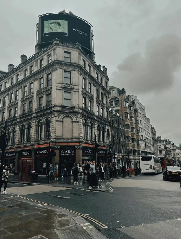 ava7864512's tweet photo. Cloudy mornings in London: where every corner feels like the start of something magical ☁️💫 https://t.co/a0Uy0hN6Ok