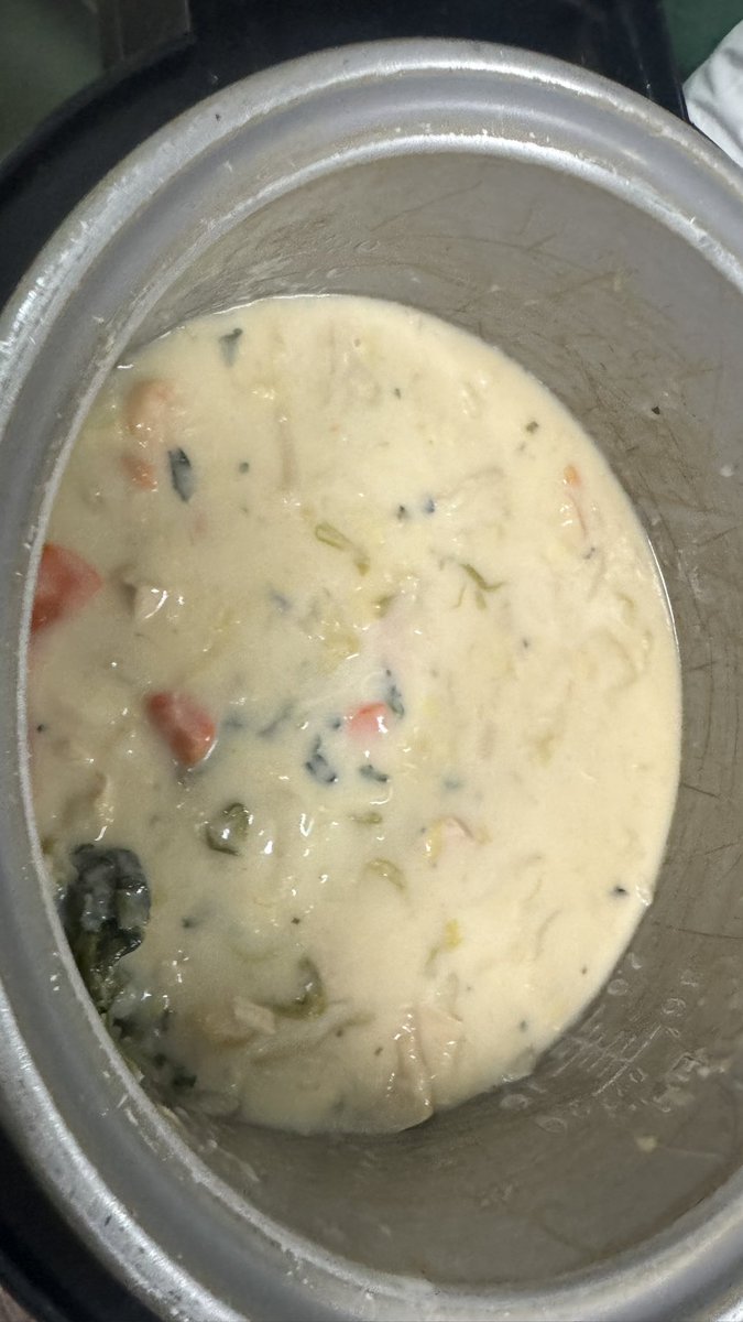 タンカー船の昼食も温かいものが嬉しい季節になりました。具だくさんのシチューには大量の白菜も入っているため、あまり野菜が得意じゃない船員さんも栄養が摂れるように司厨長さんの工夫がされていました。