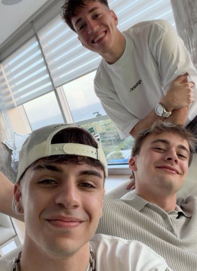 “De vuelta en casa”:
Porque regreso Moski al país y se reunió con Mernuel y Bauletti